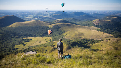 Poster - 	
parapente sur le sommet du Puy de dôme en auvergne en été	
