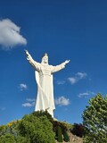 pomnik Jezusa króla biały Świebodzin rozłożone ręce