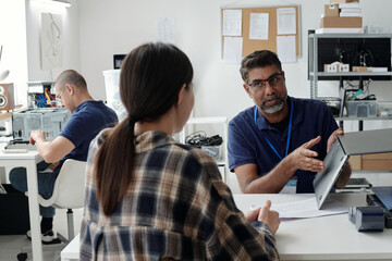 Aufkleber - Discussing Technical Details During Office Meeting
