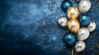 © Erika - un fondo azul con destellos de luces doradas con espacio de copia para tarjeta o invitacion con globos decorativos elegantes para año nuevo o cumpleaños