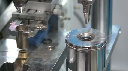 Aufkleber - Industrial metalworking conveyor manufactures products using cold stamping