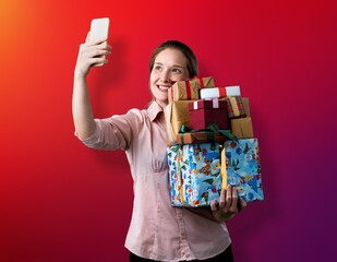 Photo portrait of woman hold present box