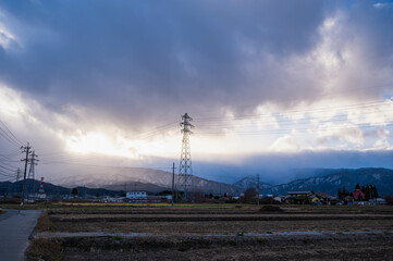 Wall Mural - 夕暮れ時の雪が降った山と鉄塔　塩尻市