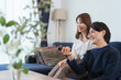 © TAGSTOCK2 - 自宅で動画配信を見て楽しむ夫婦