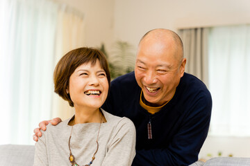 Poster - 妻の肩に手を置く笑顔の夫（仲の良いシニアの夫婦）