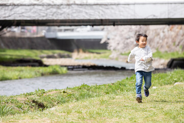 Wall Mural - 河原を走る男の子　running boy