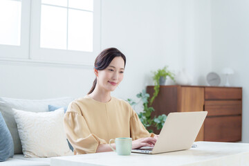 Canvas Print - 家でパソコンを使って仕事する女性