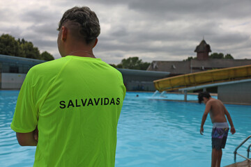 salvavidas vigilando el parque acuático y los bañistas