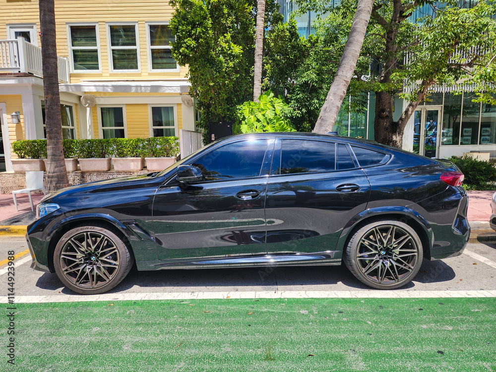 Foto de Stock Miami Beach, Florida USA - June 8, 2024: 2020 BMW X6 M ...