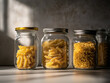 © Cedric - Kreative Anordnung von Pasta in Gläsern mit natürlichem Licht