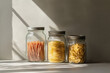 © Cedric - Kreative Anordnung von Pasta in Gläsern mit natürlichem Licht