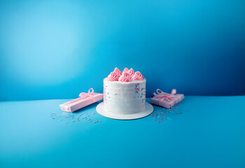 Aufkleber - A white cake with pink frosting sits on a blue table surrounded by small pink gifts and confetti.