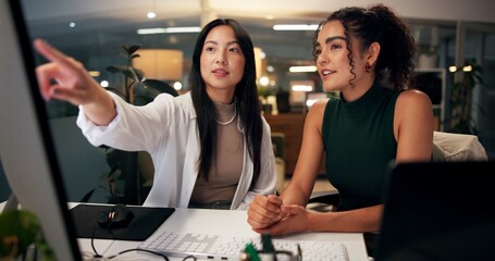 Aufkleber - Teamwork, computer and training with business people in office for overtime, web design or learning update. Blog homepage, showing and helping with women and feedback in digital agency at night