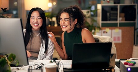 Aufkleber - Employees, computer and collaboration in office at night, magazine editor and manager for helping. Women, publishing agency and online for cover design, talking and brainstorming and project plan