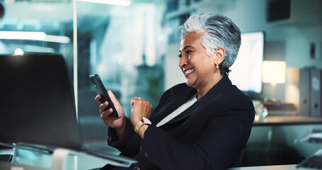 Aufkleber - Mature, business woman and smartphone at desk for stock market research or checking investment account. Professional, night trader and smile with phone in office for economy news and trading schedule