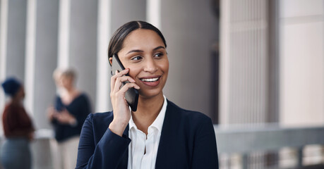 Aufkleber - Phone call, lawyer and woman in city for conversation. legal consulting or advice. Contact, speaking and latino person with mobile for discussion, information or confirm meeting in urban town