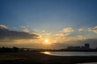 兵庫県西宮市香櫨園浜の夜明け。朝日が昇り海が輝く