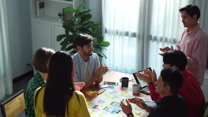 Fototapete - top view of business team brainstorming and sharing idea by using mind map while clapping hands. div