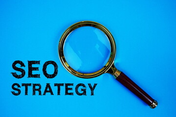 Aufkleber - SEO Strategy text with magnifying glass on blue background