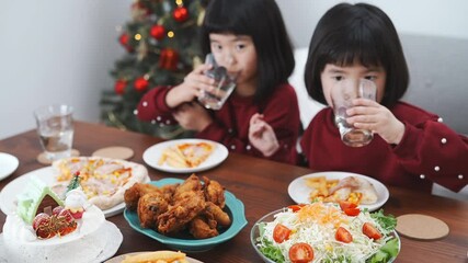 Wall Mural - クリスマスの食卓を囲む家族の幸せなひととき