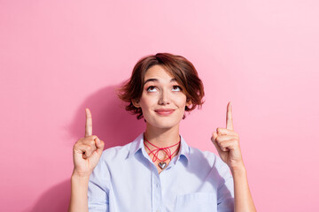 Poster - Portrait of gorgeous lady look direct fingers up empty space proposition isolated on pink color background