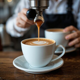 Persona manejando una máquina cafetera echando café en unas tazas