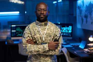 Aufkleber - Serious African American officer in eyeglasses and camouflage uniform holding walkie-talkie while looking at camera