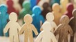 © Business Image - Kollaboratives Gemeinschaftskonzept mit bunten Holzfiguren, die Einheit und gemeinsames Schaffen repräsentieren