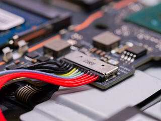 Aufkleber - Laptop battery plug, plus minus clamp on circuit board close up.