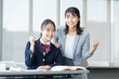 © pain au chocolat - 塾で勉強する女子高生　撮影協力：学校法人電波学園　東京電子専門学校