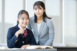 © pain au chocolat - 塾で勉強する女子高生　撮影協力：学校法人電波学園　東京電子専門学校