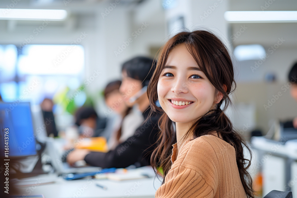活気ある職場で働く女性の笑顔 の Stock フォト | Adobe Stock