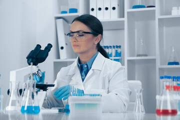 Aufkleber - A dedicated scientist analyzes samples in a stateoftheart lab using precise techniques to achieve reliable results, significantly contributing to advancements in scientific research and innovation