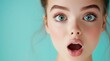 © si9nzation - Close-up portrait of a surprised young woman with an open mouth and wide eyes looking at the camera