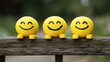 © VicPhoto - Tres muñecos amarillos con caras sonrientes sobre una baranda de madera