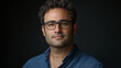 © VicPhoto - Retrato de hombre con gafas y camisa azul sobre fondo oscuro