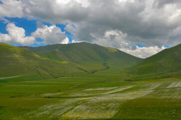 Wall Mural - Tsilkar and Kamar Mountains in Pambak Range scenic view from Spitak Pass (Jrashen, Armenia)