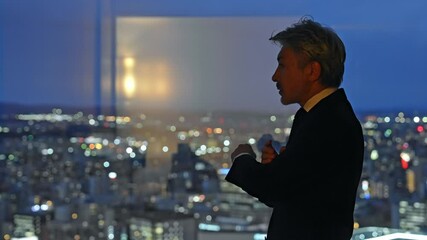 Aufkleber - ビジネス、経営者、社長、夜景、考える、マネジメント、ビジネスパーソン、ビジネスマン、社会、都市、オフィス、ラウンジ、ロビー、疑問、問題、トラブル、課題、経営、エグゼクティブ、暗い、シリアス、企業、会社、将来、展望、未来、都会、日本人、男性、コピースペース、シニア、中高年、不安、心配、不満、経済、金融、投資家、人材、人手不足、事業承継、挫折、がっかり、残念、落ち込む、悩む、悩み、困る、疲労、人物