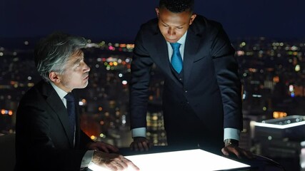 Aufkleber - ビジネス、相談、夜景、シリアス、ビジネスパーソン、ビジネスマン、会議、ミーティング、戦略、経営、打ち合わせ、アドバイザー、コンサルタント、コンサルティング、社長、経営者、上司、部下、マネジメント、企業、人材、指導、仕事、シニア、ミドルエイジ、中高年、日本人、男性、外国人、黒人、グローバル、国際、英会話、チームワーク、グループ、仕事、展望、クール、暗い、ダーク、画面、作戦、計画、秘密、エージェント、