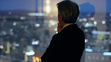 Poster - ビジネス、夜景、ビジネスパーソン、ビジネスマン、社長、経営、経営者、展望、不安、心配、疑問、ホテル、ロビー、ラウンジ、オフィス、暗い、ネガティブ、悩み、トラブル、問題、残業、疲労、シニア、上司、マネジメント、企業、転職、引退、リタイア、ミドルエイジ、中高年、日本人、男性、都市、社会、窓、見通し、予測、戦略、経済、落ち込む、ショック、憂鬱、ストレス、疲れ、シルエット、課題、責任、プレッシャー、人物