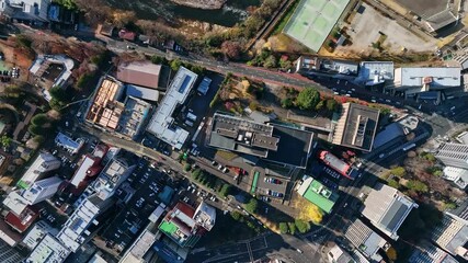 Leinwandbilder - 空撮、真俯瞰、ドローン、都市、道路、交通、社会、真上、前進、建設、進歩、不動産、ビル、ビル群、ビジネス、産業、開発、俯瞰、ハイアングル、現代、都会、建築、日本、街、自治体、行政、屋上、景色、景観、迫力、インフラ、時代、成長、発展、屋外、昼間、展望、自動車、観光、旅行、暮らし、住宅、建物、鳥瞰図、60p、見下ろす、河川、グラウンド、野球場、風景