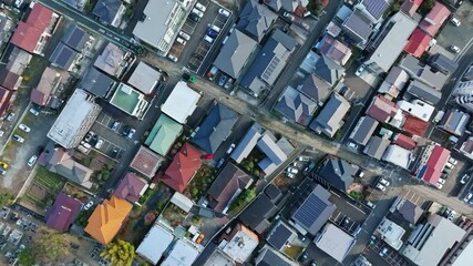 Fototapete - 住宅、住宅地、社会、空撮、真俯瞰、ドローン、建築、暮らし、住まい、地域、地方、町並み、屋根、ソーラーパネル、建設、道路、交通、自動車、不動産、生活、環境、公共、行政、俯瞰、真上、ハイアングル、飛行、展望、風景、景色、景観、上から見た、見下ろす、都市、現代、都会、日本、街、インフラ、ビジネス、産業、前進、将来、進歩、屋外、明るい、昼間、ポジティブ、60p、衛星