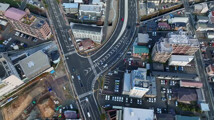 Leinwandbilder - 都市、道路、交通、自動車、ドローン、空撮、俯瞰、社会、ドライブ、安全、テクノロジー、技術、建設、物流、ロジスティクス、交差点、スピード、ハイアングル、展望、パノラマ、風景、景色、景観、上から見た、見下ろす、現代、都会、建築、ビル、ビル群、街、観光、旅行、昼間、暮らし、クルマ、運転、運送、市街地、日本、時代、インフラ、産業、ビジネス、経済、行政、将来、前進、60p、走行