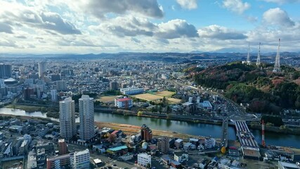 Fototapete - 都市、ドローン、空撮、社会、道路、河川、防災、行政、青空、地平線、パノラマ、電波、電波塔、アンテナ、ワイヤレス、無線、放送、不動産、マンション、自然、環境、交通、インフラ、テクノロジー、俯瞰、ハイアングル、展望、風景、景色、景観、上から見た、見下ろす、現代、都会、建設、建築、ビル、市街地、住宅地、住宅、日本、町並み、街、公共、地方、自治体、地域、60p、ビジネス、産業