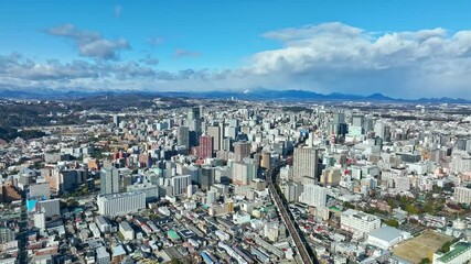Aufkleber - 都市、社会、ドローン、空撮、青空、地平線、道路、交通、産業、ビジネス、インフラ、俯瞰、ハイアングル、展望、パノラマ、風景、景色、景観、上から見た、見下ろす、現代、都会、建設、建築、ビル、ビル群、不動産、高層ビル、摩天楼、日本、町並み、街、観光、旅行、コピースペース、昼間、晴れ、明るい、行政、公共、地方、自治体、地域、広角、自然、変化、環境、未来、60p、テクノロジー