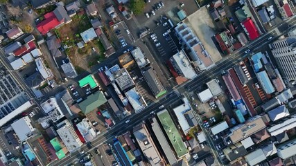 Fototapete - 社会、空撮、ドローン、都市、建設、真俯瞰、回転、旋回、展望、未来、将来、ビジネス、産業、交通、道路、時代、住宅、住宅地、テクノロジー、青空、防災、河川、変化、モーション、変動、ポジティブ、発展、成長、開発、インフラ、自然、環境、俯瞰、ハイアングル、パノラマ、地平線、風景、景色、景観、上から見た、見下ろす、現代、都会、建築、ビル、不動産、日本、行政、60p、公共