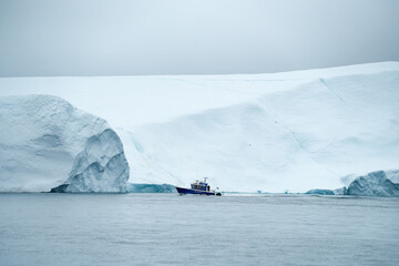 Wall Mural - Große Eisberge und Gletscher in Grönland bei Ilulissat in der Diskobucht