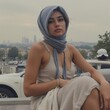 © Drowfear - Tarde tranquila en la ciudad con estilo relajado y bufanda azul