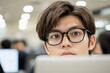 © pham - ビジネスオフィスで集中している若い男性の真剣な表情
