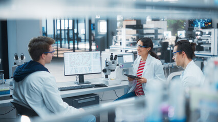 Leinwandbilder - Female Medical Supervisor Having a Conversation with Two Young Scientist About a Gene Editing Research Project, Technology and Experiments. Smart Diverse Team Working in a Laboratory
